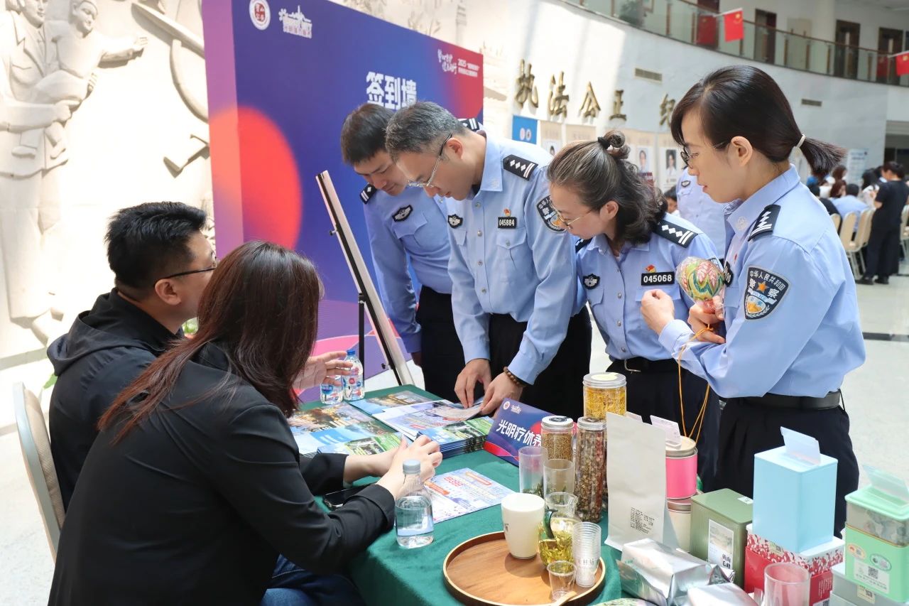 20250601 城服公司品質(zhì)生活館攜光明好物亮相“警心守護,健康同行”健康市集1.jpg 20250601 城服公司品質(zhì)生活館攜光明好物亮相“警心守護,健康同行”健康市集1.jpg
